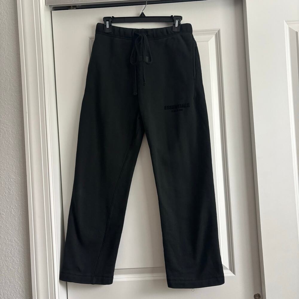 FEAR OF GOD ESSENTIALS Women’s Straight-Leg Logo-Flocked Sweatpants M